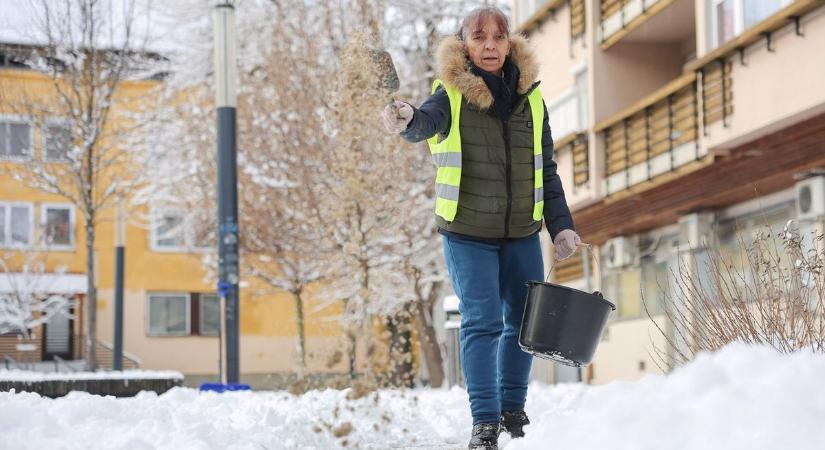 Ha így szeded fel a jeget a járdáról, 150 ezer forintra is büntethetnek