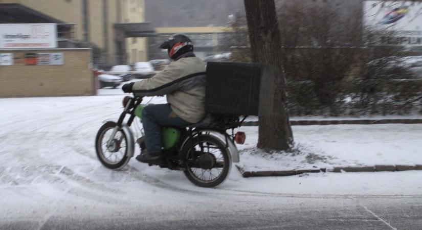 Késnek a csomagok, a futárok is csak csúszkálnak, botorkálnak az utakon