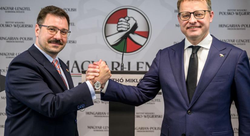 Újabb két lengyel politikus kaphatott menedékjogot