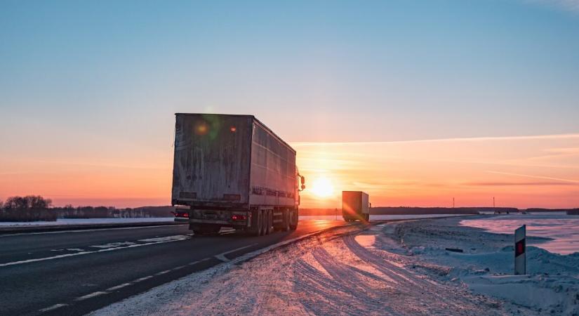 Kamionos gázolt halálra egy 43 éves rendőrt a jeges úton