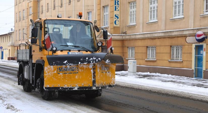 Pár centi hó esik és megáll az élet – az utak állapotát kifogásolja olvasónk