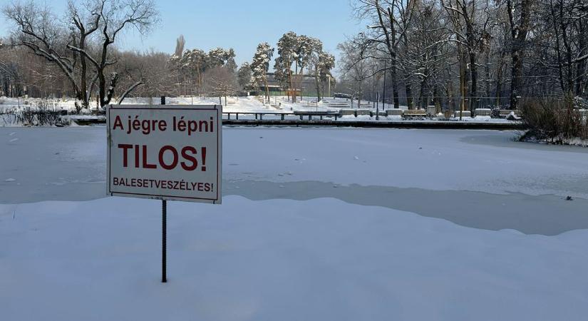 Befagyott a Békás-tó, de a jégre lépni tilos