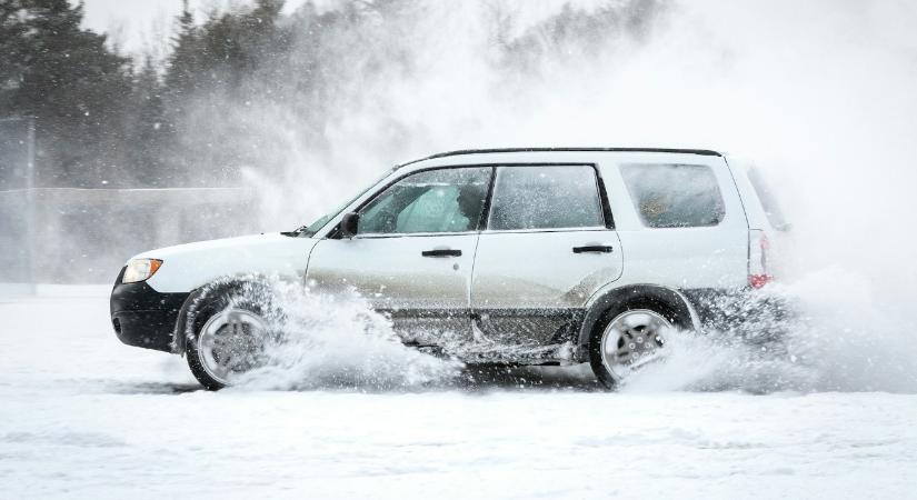 Jól sikerült a havon driftelés, össze is tört vele egy másik autót – videó