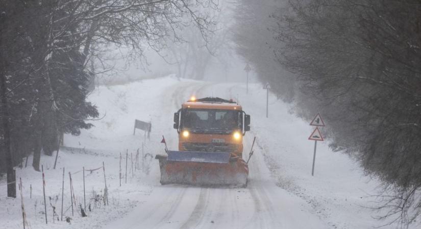 Riadót fújtak a meteorológusok: az ónos eső veszélye miatt piros riasztást adták ki ezekre a vármegyékre