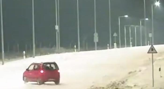 Havas út, nagy arc: az árokból kellett kikaparni a Suzukit Gödön