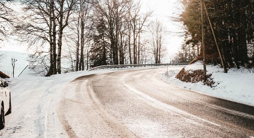 Útinform: pénteken csúszós utakra kell számítani, különösen délnyugaton
