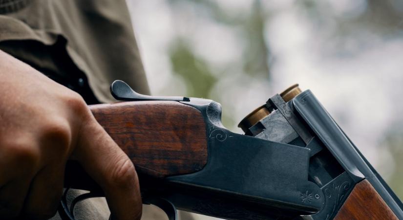 Pakolászás közben lábon lőtte a társát egy zalai vadász – vádat emeltek ellene