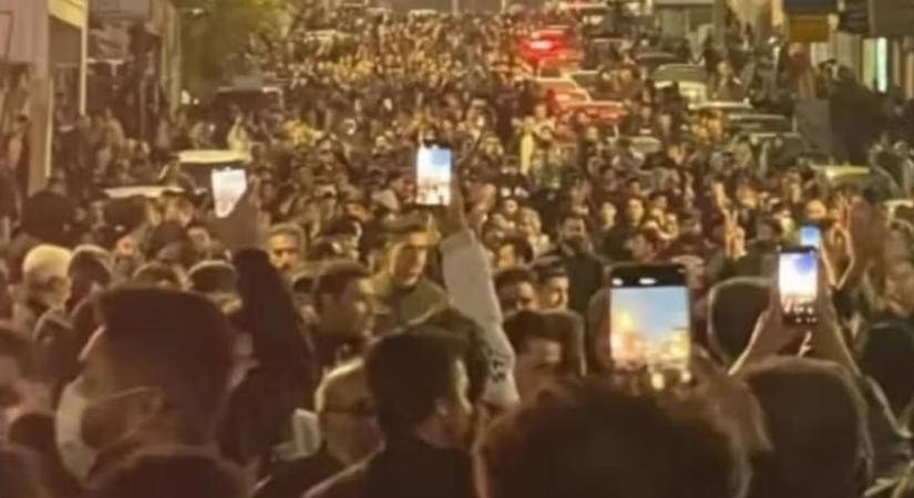 „Éljen a sah!” – Irán forrong, tüntetők haltak meg, leállt az internet
