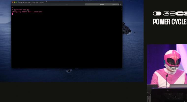 Egy hacker, rózsaszín Power Rangernek öltözve élőben törölt három rasszista weboldalt egy konferencia színpadán