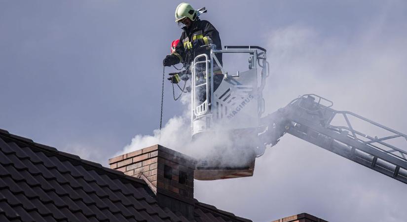 Ötgyermekes családnak kellett költöznie a szikrázó kémény miatt