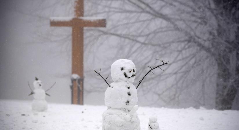 Videón a szokatlan téli invázió: cuki hóemberek lepték el a pápai Esterházy-parkot