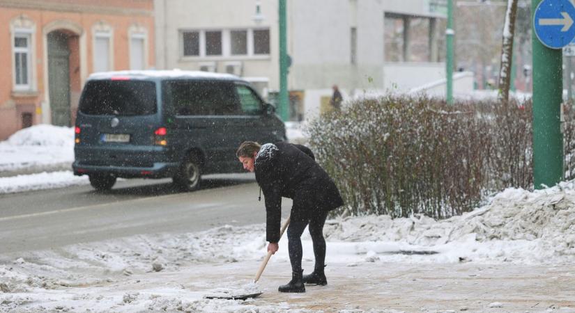 Készlethiány a havazás közepén, Szegeden már hólapát és útszóró só sem kapható
