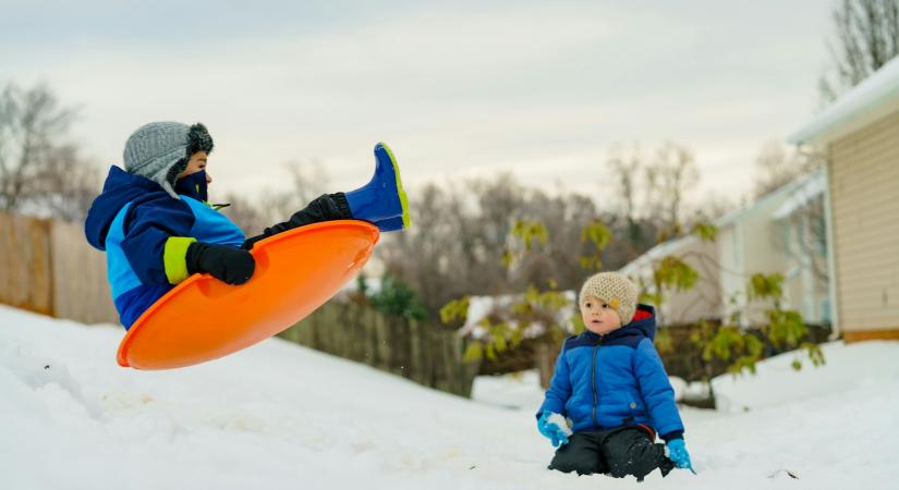 Elfogyott a szánkó, jön a szennyeskosár? Ami tényleg működik a hóban – és ami balesetveszélyes