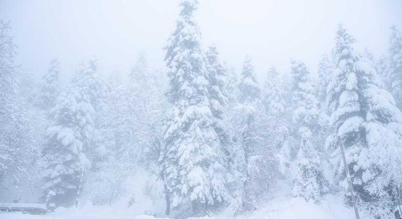 Kiadták a riasztásokat a hétvégére: az időjárás-előrejelzés szerint errefelé kell további havazásra készülni