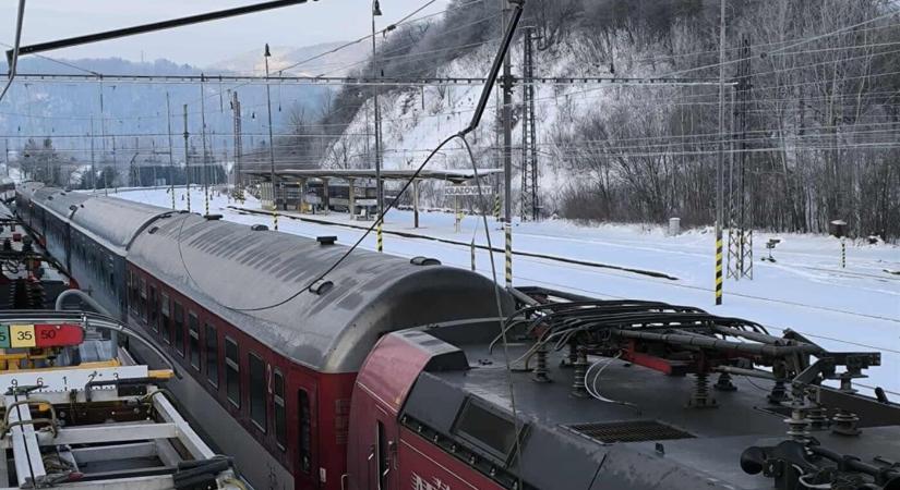 Felsővezeték-hiba miatt részlegesen leállt a vasúti közlekedés egy kiemelt szakaszon