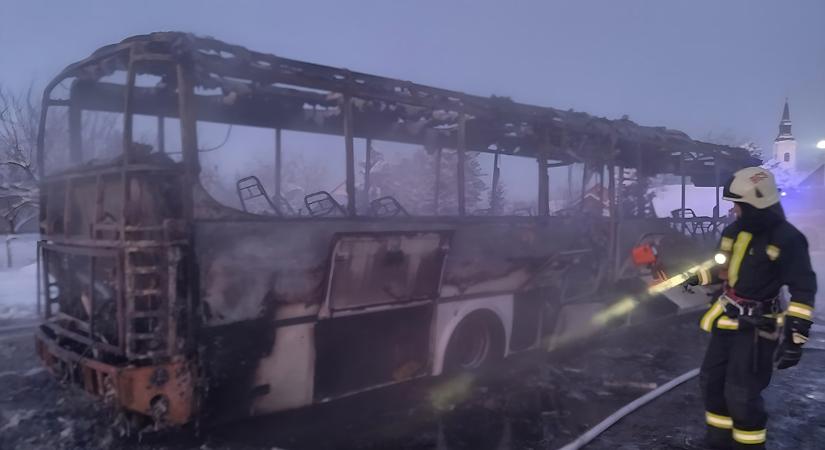 Pusztító lángok Dobozon: teljesen kiégett egy autóbusz