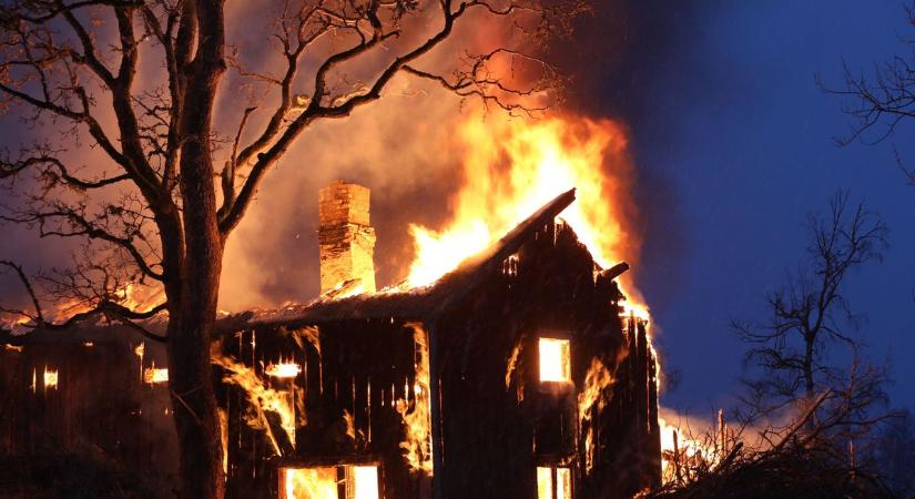 Lakóház melléképülete égett Bicskén