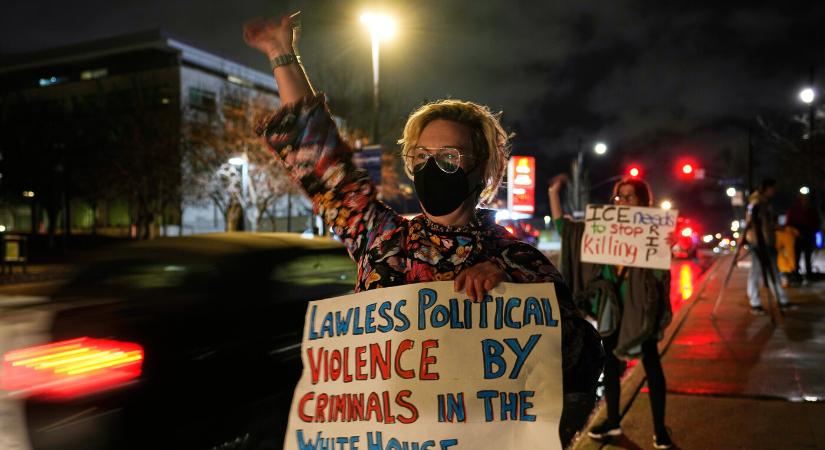 Minneapolis-ban a szövetségi hatóság emberei könnygázt és paprikaspray-t is bevetettek a tüntetők ellen