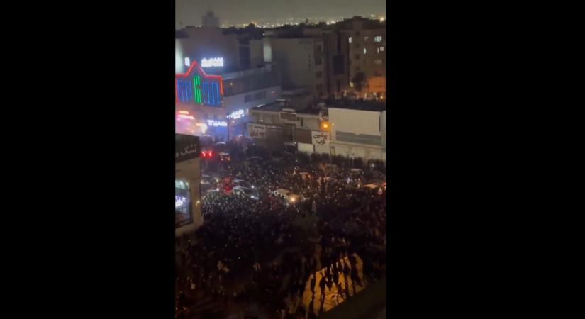 Hatalmas tüntetéshullám söpörheti el az iráni rezsimet. A hatóságok lekapcsolták az internetet