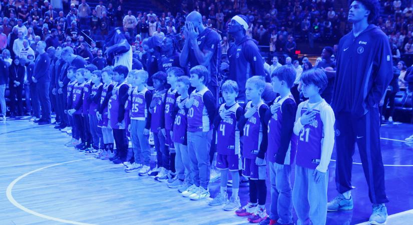 Néma tüntetés Minneapolisban az NBA-meccs előtt az ICE által meggyilkolt nő emlékére