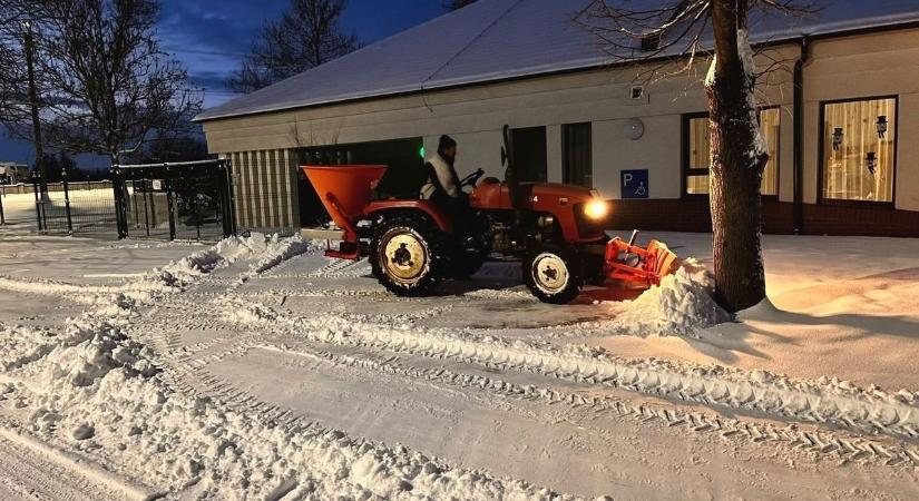 23 centi hó sem állította meg Izsákot: hajnal óta dolgoznak a hóhelyzet kezelésén – fotók
