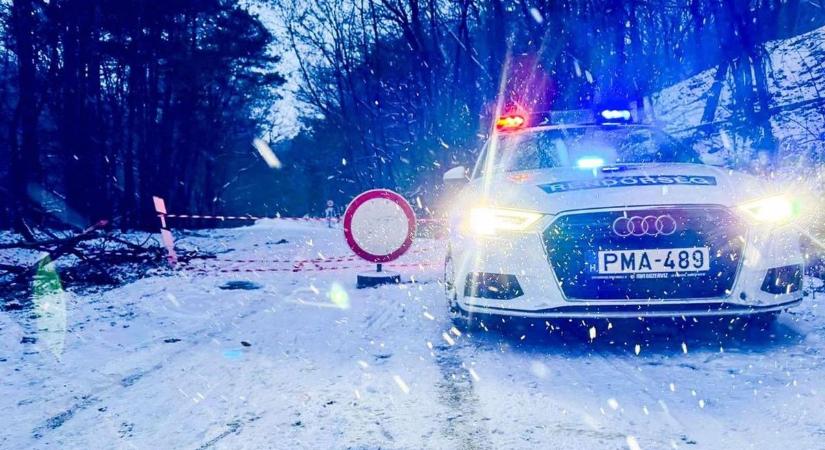 Hóban, fagyban feküdt a férfi, tatabányai rendőrnő és polgárőr mentette meg az életét