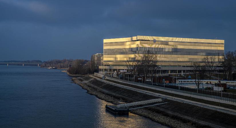 Vizes világbajnokság 2027: az Árpád hidat hagyja rohadni, a szemközti helyszínt viszont szilveszterkor kiemelt beruházássá nyilvánította az Orbán-kormány