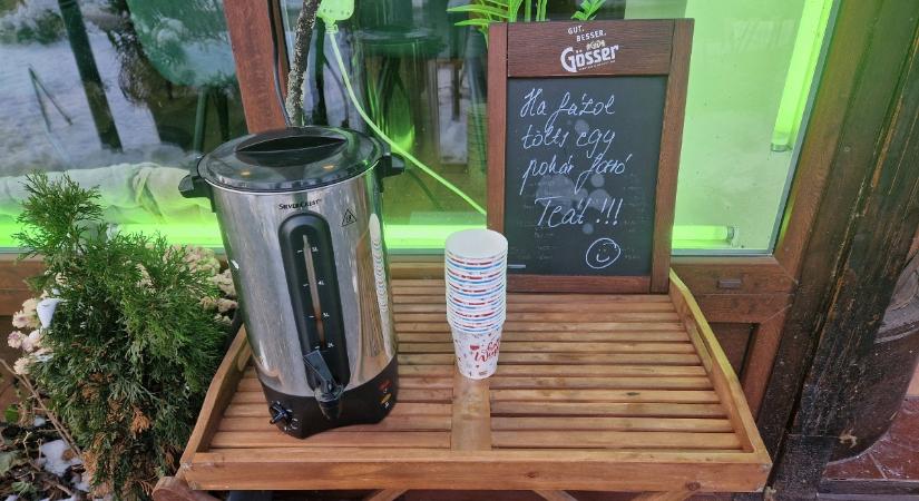 Megható gesztussal várja a fázókat ez a magyar kávézó