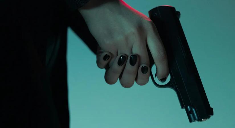 Golyót kapott a vacsora mellé: Így hallgattatták el egy újságírót