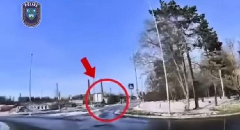 Forgalommal szemben hajtott a kerékpáros, a rendőrök elcsípték (videó)
