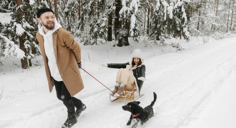 Szánkózás közben hallotta meg a segítségkérést a szabadnapos rendőr, egy 95 éves bácsi került bajba