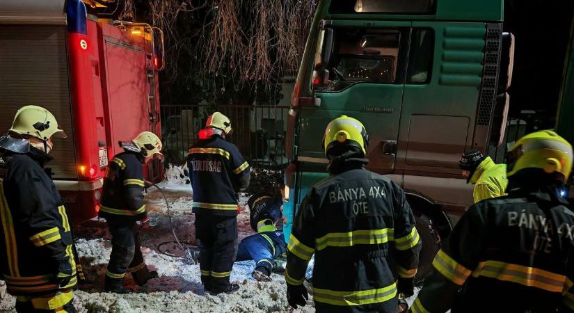 Mentőautót és kamiont mentettek Tatabányán a hó fogságából