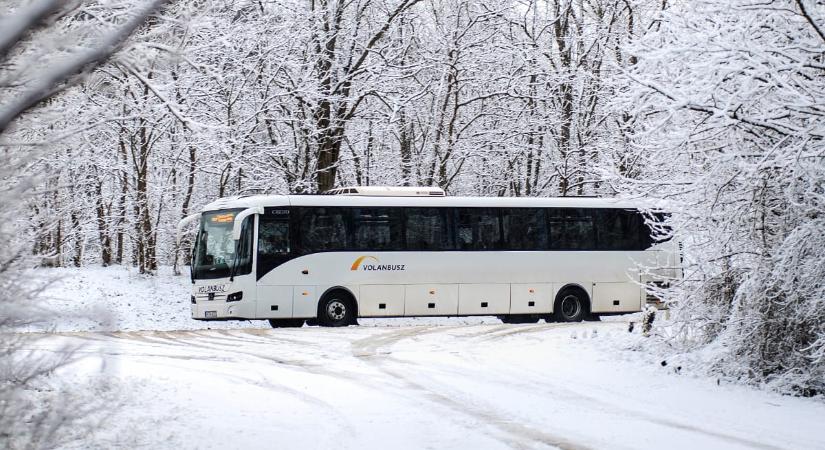 Szolnok térségében 50-90 percet késnek a vonatok, a Volánnak Borsodban indult a legnehezebben a reggel