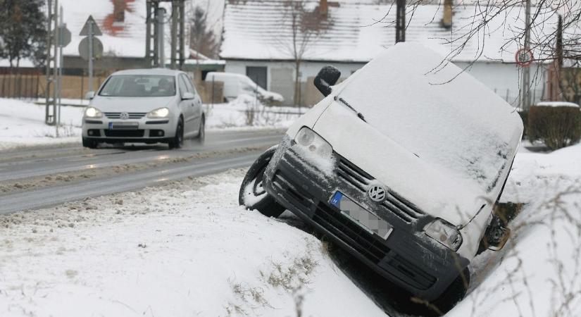 Kidőlt fa, jeges út – nem egyszerű a helyzet Baranyában