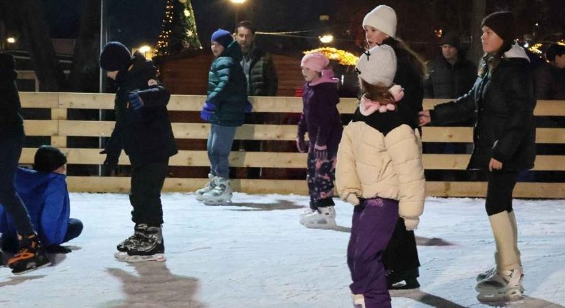 A hideg időjárás lehetővé teszi, hogy tovább üzemeljen Pakson a jégpálya