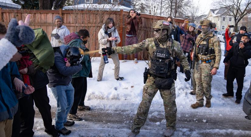 Könnygázzal és paprikaspray-vel léptek fel a szövetségiek a tüntetők ellen Minneapolisban