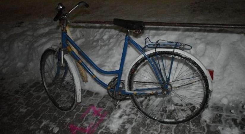 Egy parkoló autót is összetört a havas úton csalinkázó részeg bringás