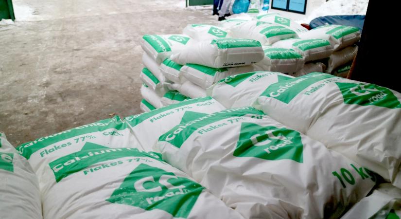 Önkormányzatunk is segítséget nyújt az utak síkosságának kezelésében: három és fél tonna kalcium-klorid hintőanyagot osztottunk ki