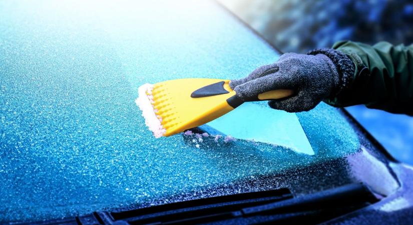 Berepedt szélvédők és tűzveszély - ezt jobb tudnod a téli autós kiegészítőkről