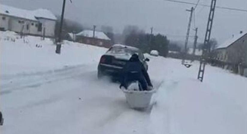 A fürdőkád is jó, ha szánkód nincsen...– extrém sport lett a csúszkálásból a somogyi faluban