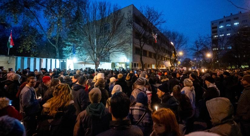 Lapértesülés: csaknem 40 fiatalt szállítottak át a Szőlő utcából