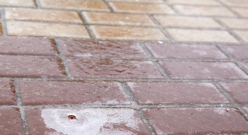 Ónos eső bénítja meg az országot: sorra zárnak be az iskolák