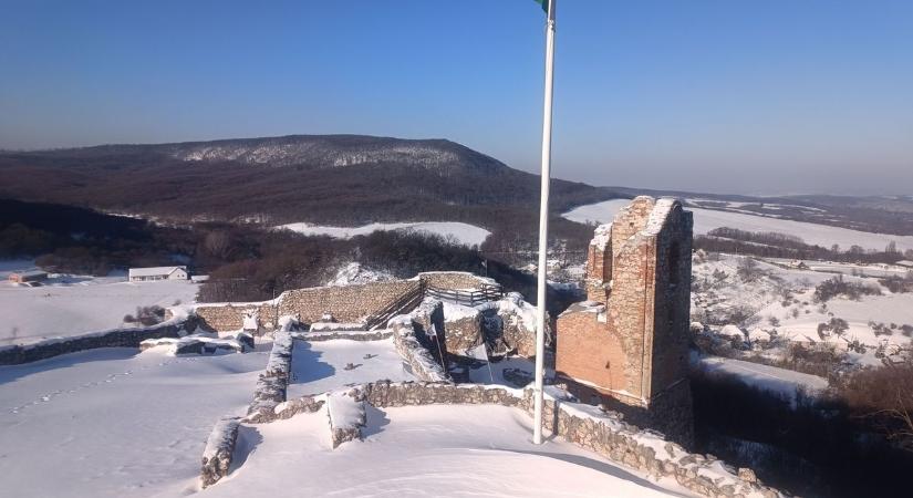 Fotókon a havas harc a bakonyi várért, 50 centis hótorlaszok ejtették rabul