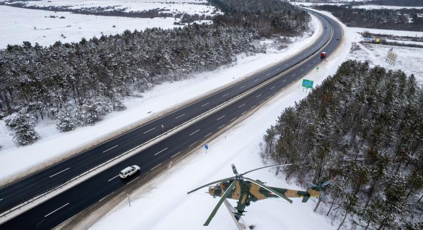 Több útszakaszt is teljesen lezártak a teherautók előtt – itt a döntés