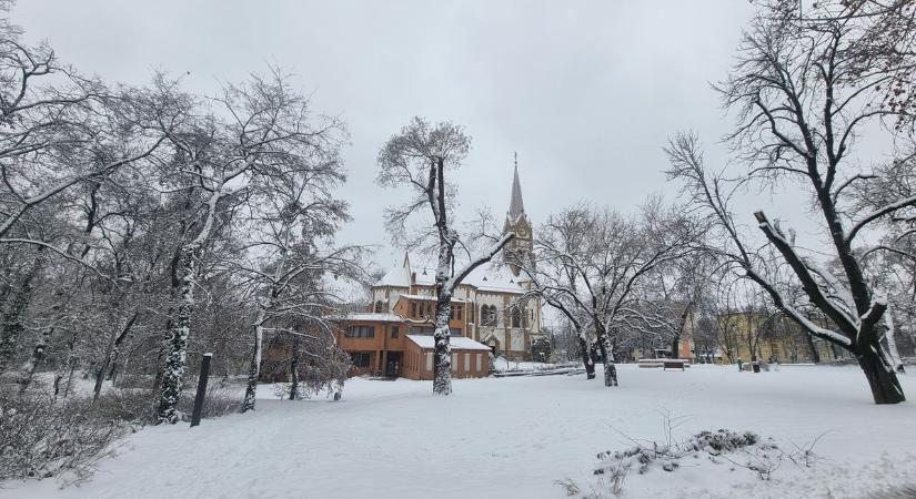 A tűzoltók mindent megtesznek, ha kell a hókotrót is kimentik a bajból