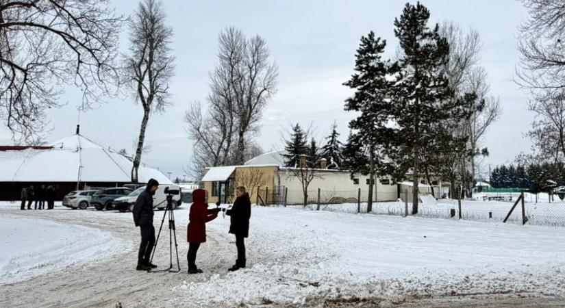 Áprilisra világítás és járda készül