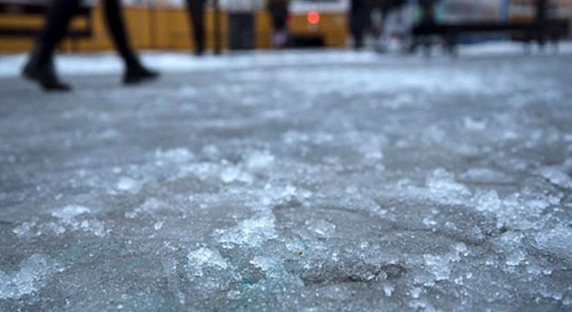 Ónos eső - Szentgotthárdon folyamatosan végzik a síkosságmentesítést