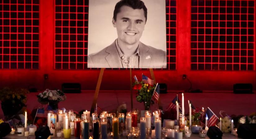 500 ezer dollár kártérítést kap, visszaveszik a munkahelyére az amerikai professzort, akit azért rúgtak ki, mert Charlie Kirktől idézett a meggyilkolása után