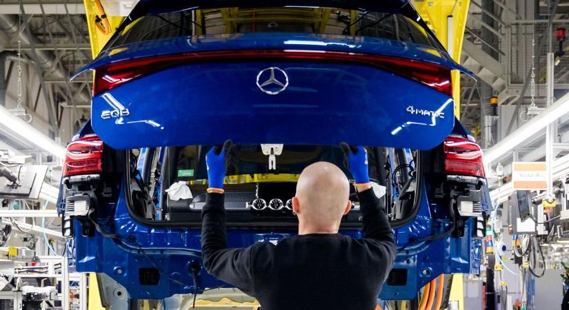 Itt a váratlan bejelentés: a Mercedes máris elindítja Kecskeméten az új modell gyártását, ez a pontos dátum – videón az új autó