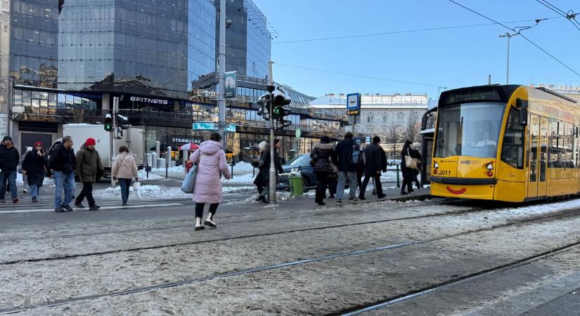 Így pótolták a hiányzó sín darabot a 4–6-os villamosnál – egészen vállalhatatlanra sikerült - Fotó